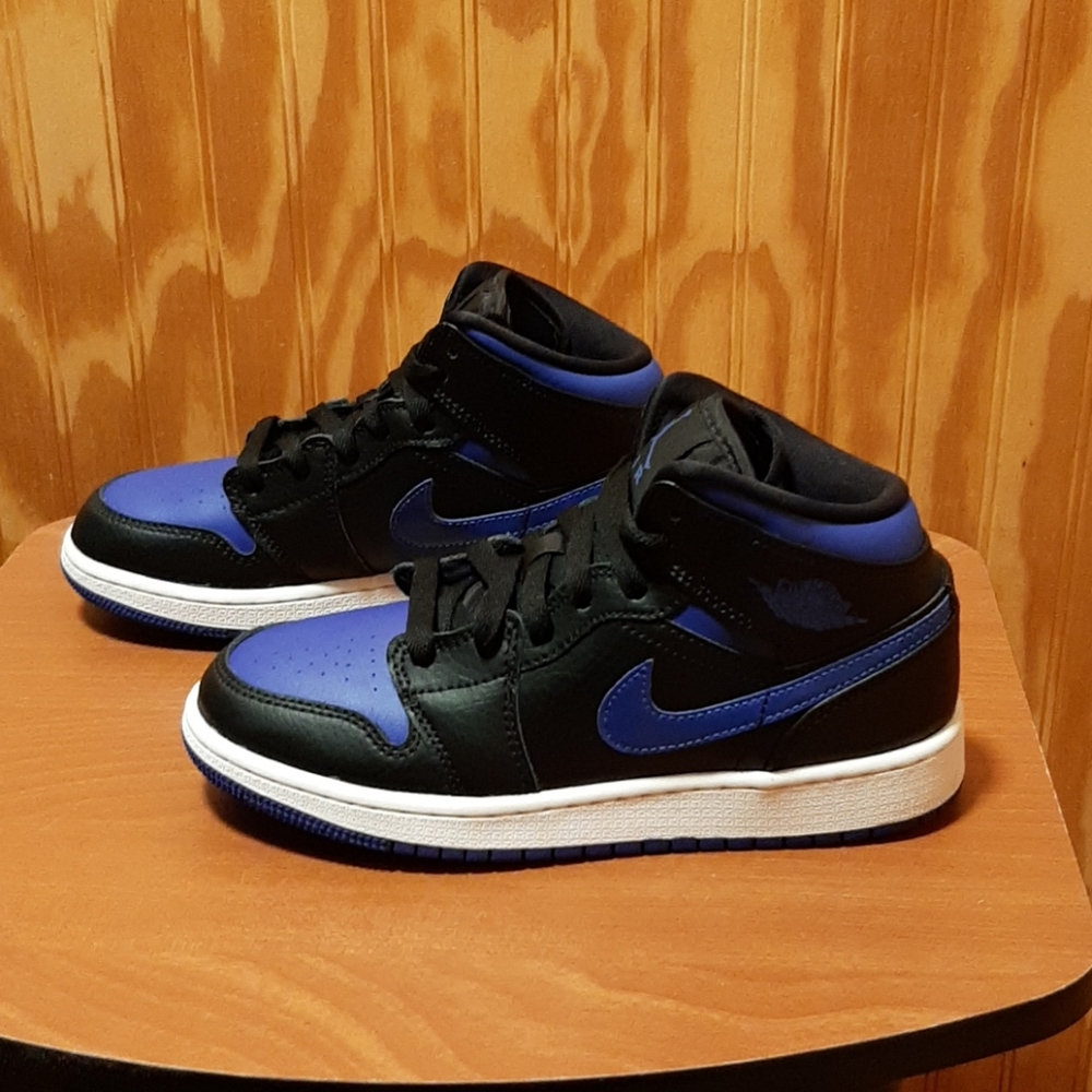 Boys Jordan 1 mid